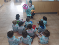 Niños en la escuela escuchando en el suelo