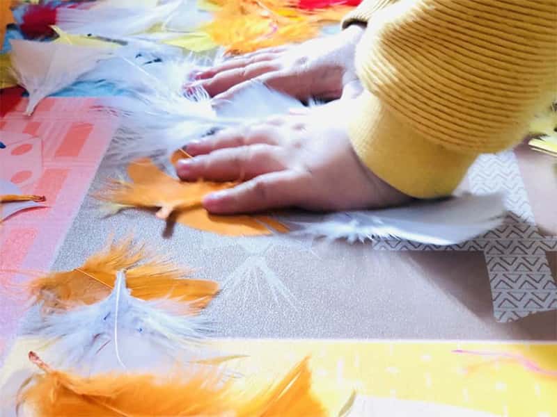 Manitas de un niño en la escuela experimentando texturas